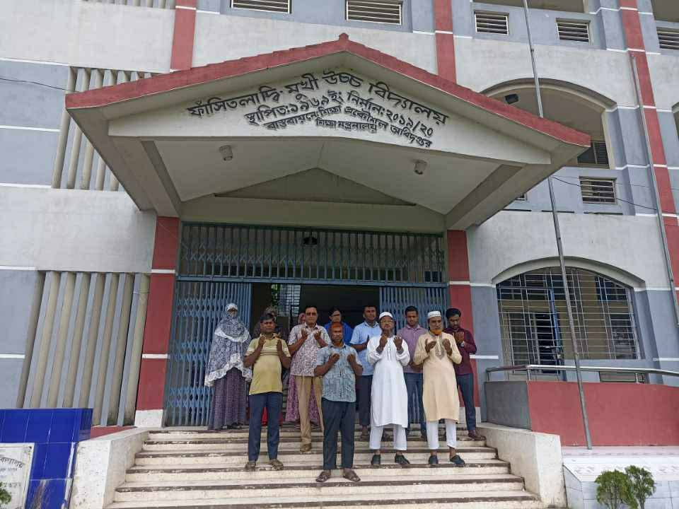 নতুন ভবনের সামনে